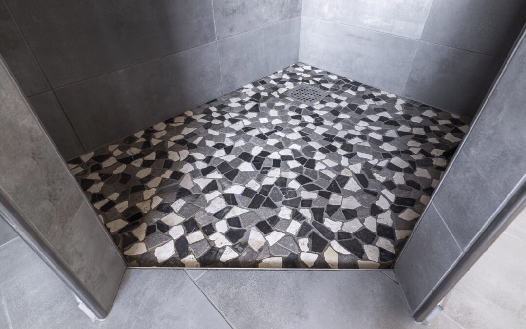 Badeværelse med specielt mosaikmønster i brusenichen