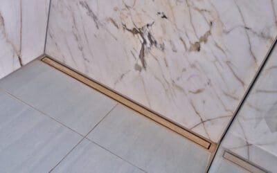 Hvorfor linjeafløb er den bedste løsning til store fliser i brusenichen